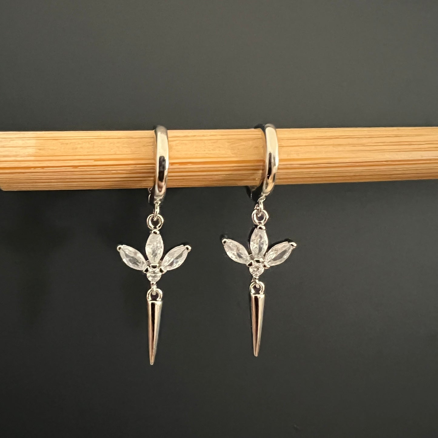 עגיל לוטוס ארוך כסף